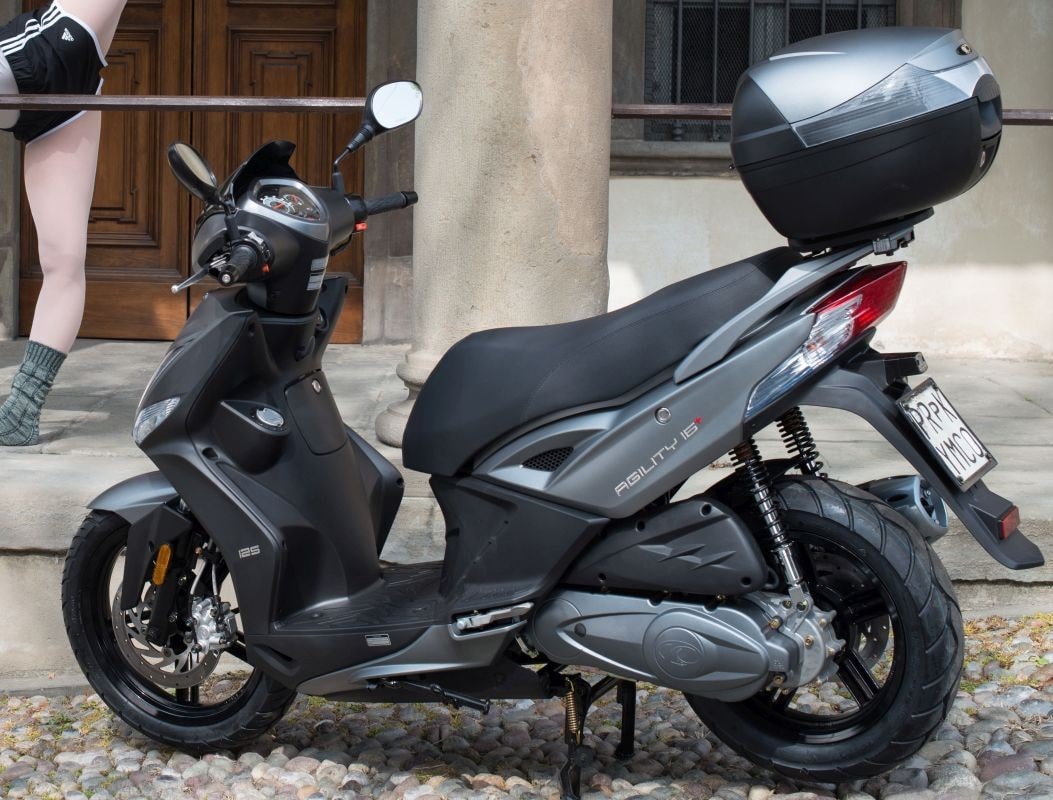 <div class='descrGalleryTitle'>KYMCO AGILITY 125 16+</div><div class='descrGalleryText'><p>Passando a veicoli di una segmento decisamente diverso, impossibile non pensare al campione d'incasssi di casa Kymco, ossia l'Agility con la ruota da 16 pollici. Prima della pensione, il suo modello Euro4 potrebbe suscitare l'interesse di molti. Oggi costa 2.760 euro</p>
</div>
